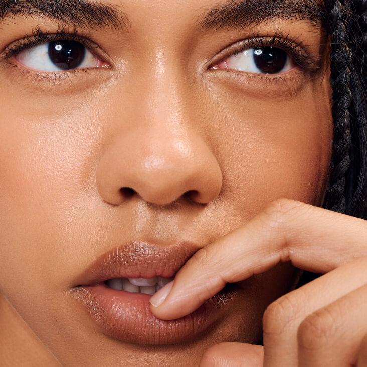 équilibre de la forme des lèvres aux peptides
